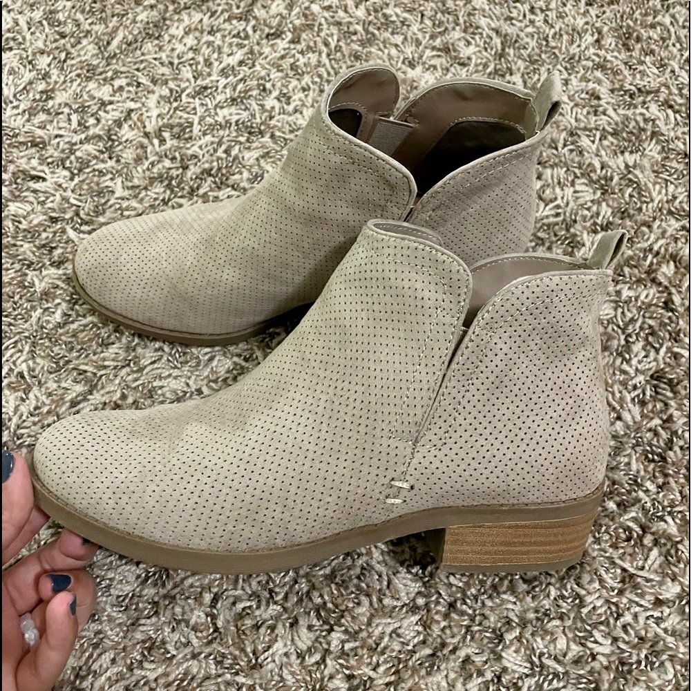 Universal thread bootie in Taupe